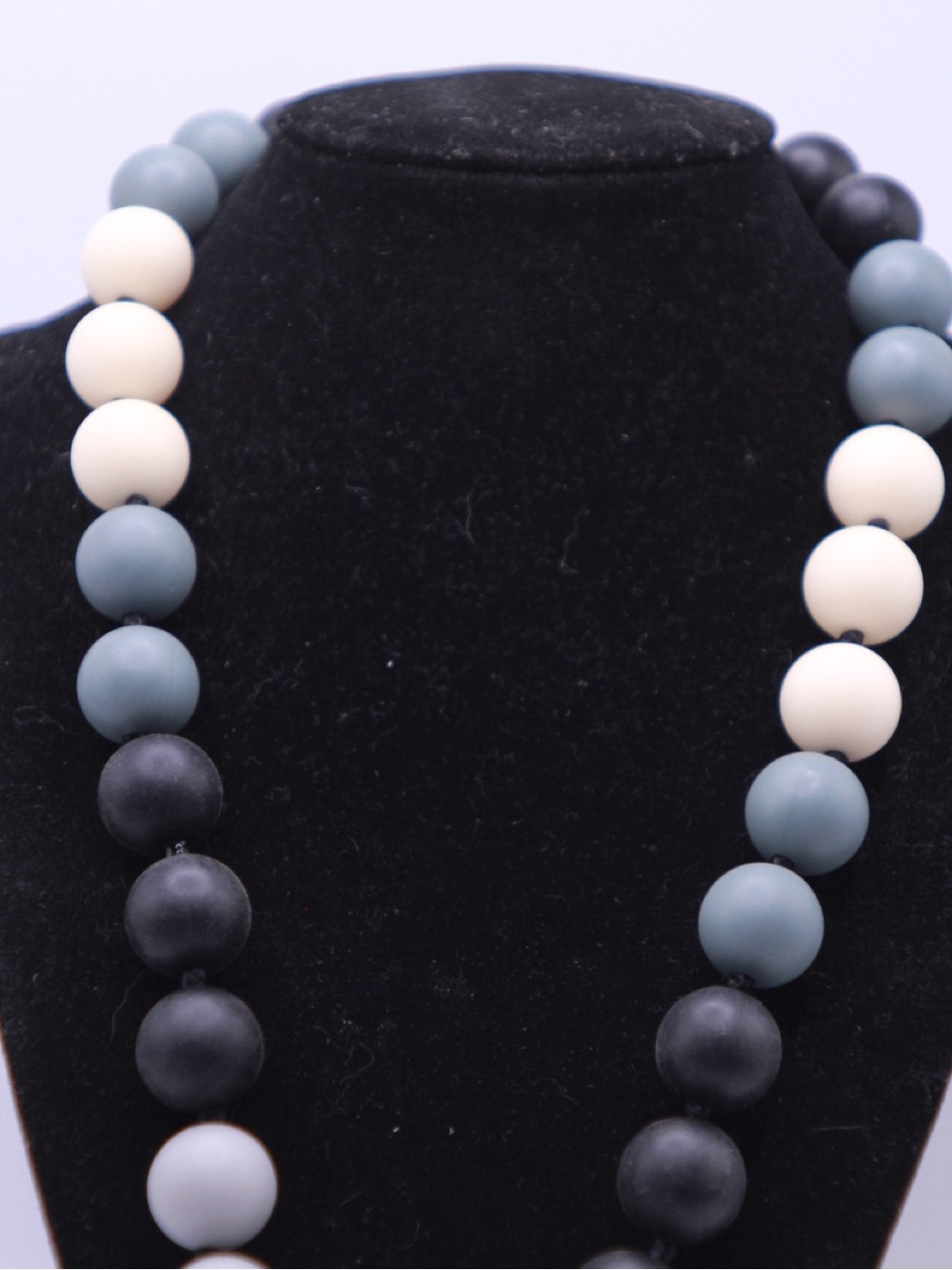 Chewable beads Neutral Multi-Color Beaded Sensory Necklace - Picture 2 of 3